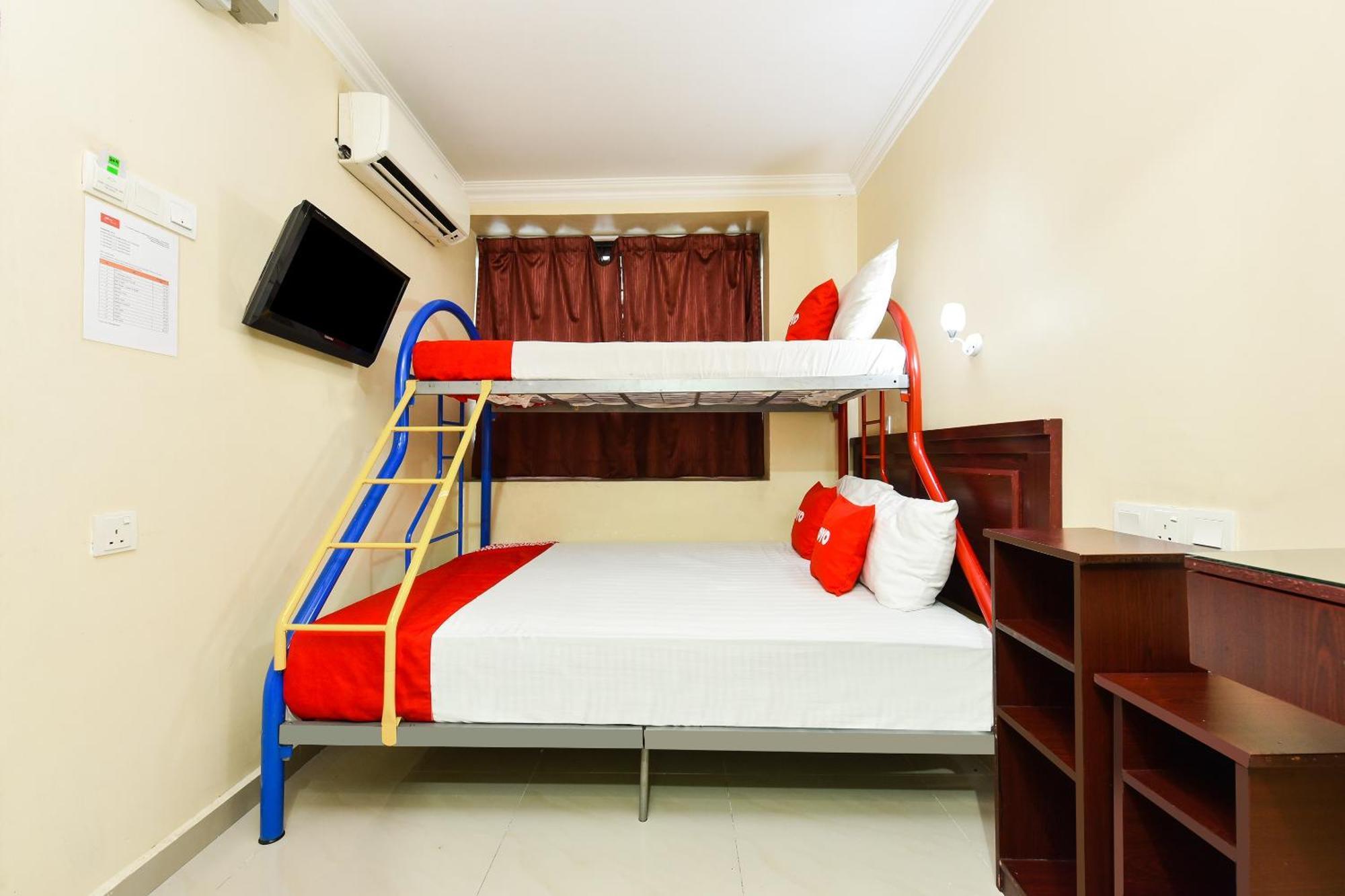 Super Oyo 90562 J Hotel Pj 페탈링자야 외부 사진