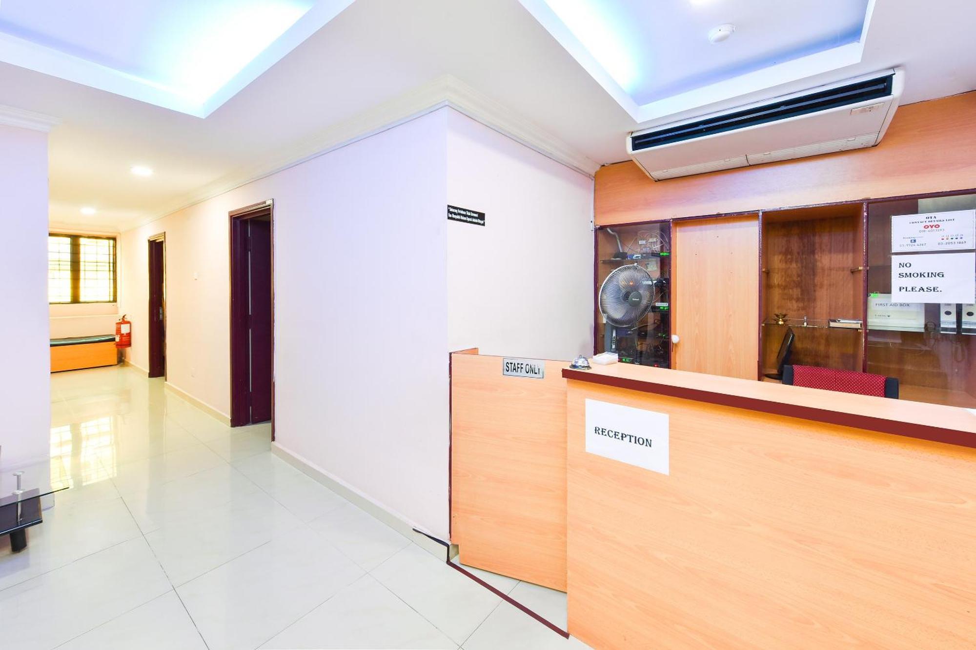 Super Oyo 90562 J Hotel Pj 페탈링자야 외부 사진
